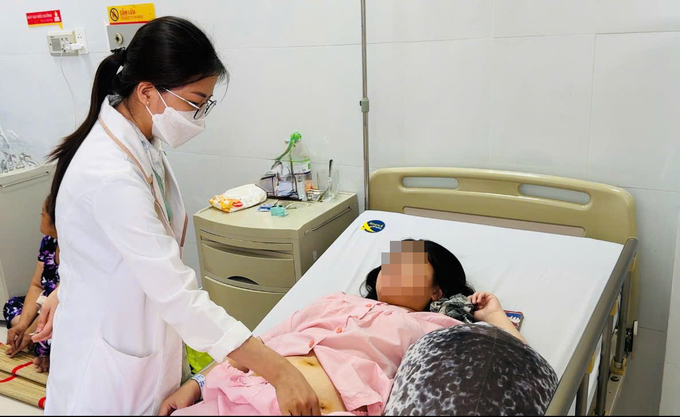 Bác sĩ thăm khám cho bệnh nhân (Ảnh: BVCC)
