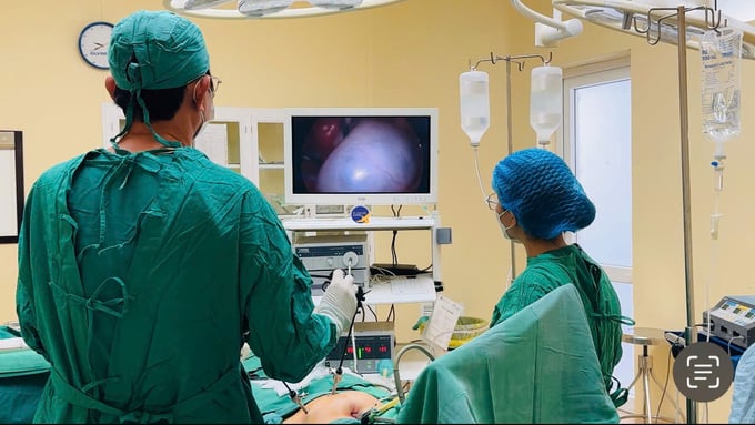 Các bác sĩ phẫu thuật nội soi bóc tách u (Ảnh: BVCC)