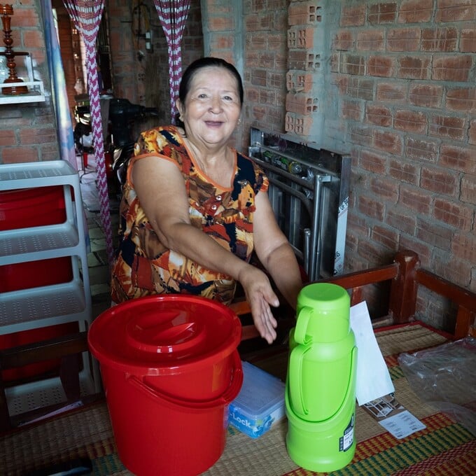 Bà Trương Thị Gái vui mừng khi nhận được các sản phẩm của Duy Tân
