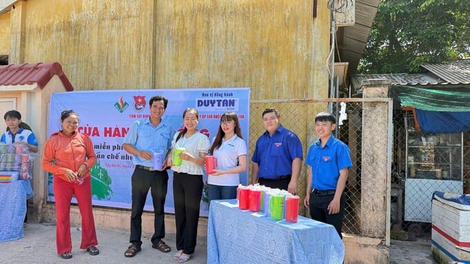 Cửa hàng 0 đồng của Duy Tân tặng sản phẩm miễn phí cho người dân khu vực
