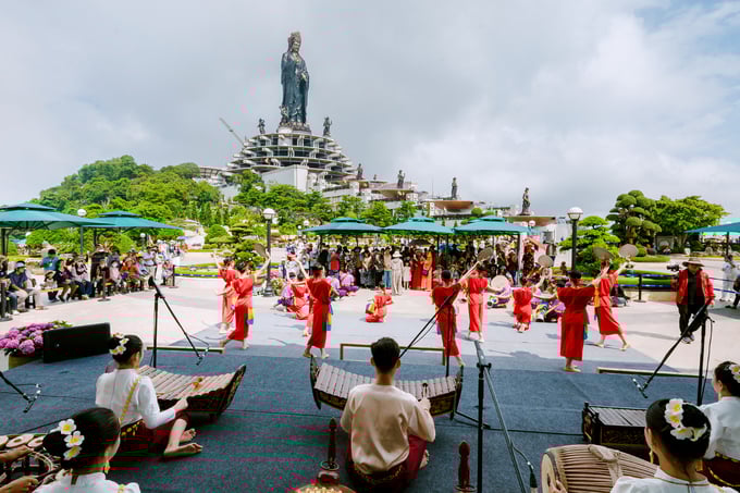 Các chương trình nghệ thuật diễn ra sôi động trên đỉnh núi (Ảnh Sun World Ba Den Mountain)