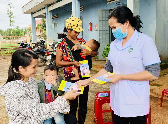 Nhân viên y tế huyện Đak Đoa tuyên truyền, vận động về công tác dân số để nuôi dạy con tốt (Ảnh: Như Nguyện)