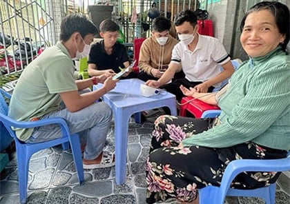 Người dân được đo huyết áp miễn phí