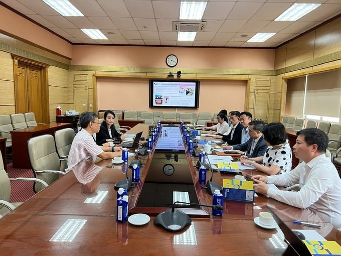 Các đại biểu tham dự buổi làm việc