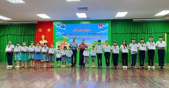 Bà Nguyễn Thị Ngọc Điệp - Phó Chủ tịch UBND TP. Cần Thơ và ông Phạm Phú Trường Giang, Phó Giám đốc Sở Y tế TP. Cần Thơ trao học bổng cho 20 học sinh có hoàn cảnh khó khăn