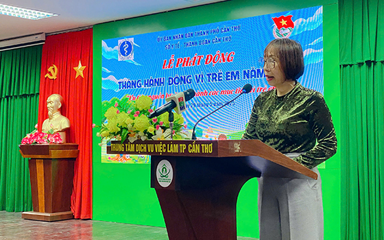 Bà Lê Thị Thùy Dung - Phó Giám đốc Sở Giáo dục và Đào tạo TP. Cần Thơ phát biểu cam kết tiếp tục phối hợp chặt chẽ với các ngành, các cấp, đặc biệt là gia đình và cộng đồng, tạo môi trường giáo dục an toàn, lành mạnh, thân thiện và phát triển bền vững cho học sinh
