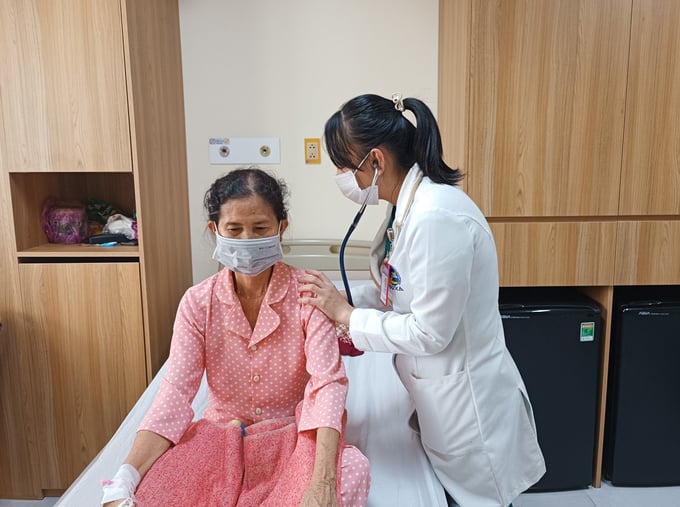 Bác sĩ thăm khám cho bệnh nhân (Ảnh: BVCC)