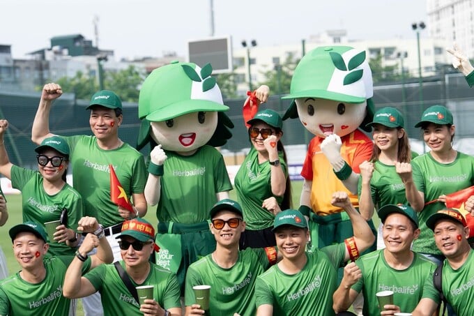 Thành Viên Herbalife Việt Nam cổ vũ tinh thần đội Tuyển Việt Nam tại buổi tập huấn chiều 30/05/2025