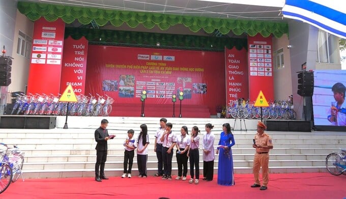 Tuyên truyền, phổ biến pháp luật về an toàn giao thông và thực hiện các tình huống thực tế về trật tự an toàn giao thông, hướng dẫn đội mũ bảo hiểm đúng cách tại chương trình