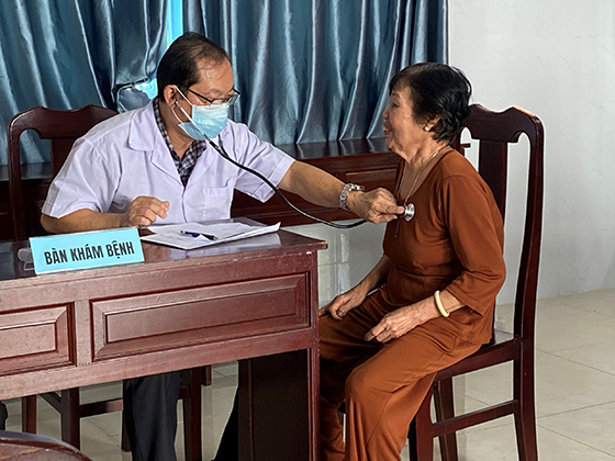 bác sĩ khám bệnh cho người dân
