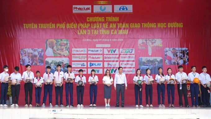 Ban Tổ chức trao tặng nón bảo hiểm cho các em học sinh