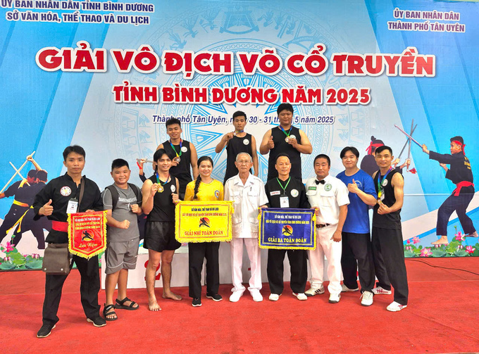 Đại diện võ đường Võ Đình Bình, HLV Quốc Chung nhận giải nhì toàn đoàn của BTC giải.