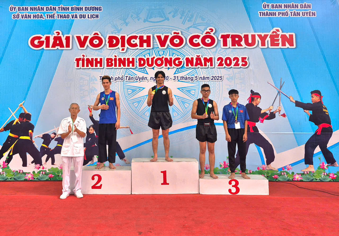 Trao huy chương cho các vận động viên có thành tích tốt tại giải Võ cổ truyền Bình Dương 2025