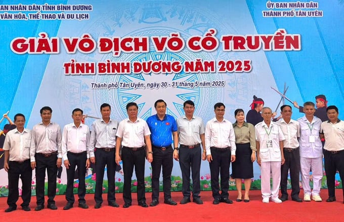 Lãnh đạo các sở, ngành chụp hình lưu niệm với lãnh đạo địa phương và các trọng tài điều hành giải đấu