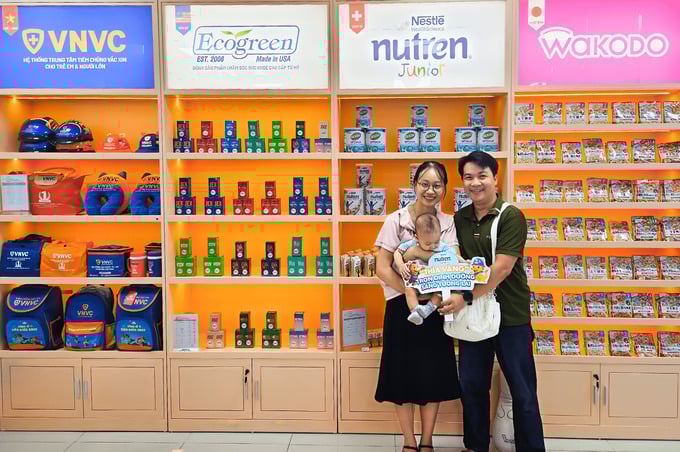 Tại VNVC SHOP, khách hàng được tư vấn đầy đủ các thông tin khoa học trước, trong và sau quá trình sử dụng các sản phẩm (Ảnh: Mộc Thảo)