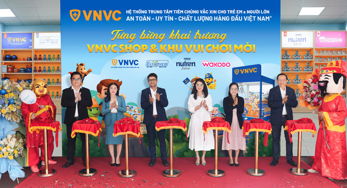 VNVC SHOP khai trương từ ngày 1/6 giúp người dân yên tâm mua sản phẩm chăm sóc sức khỏe, dinh dưỡng an toàn và uy tín (Ảnh: Mộc Thảo)