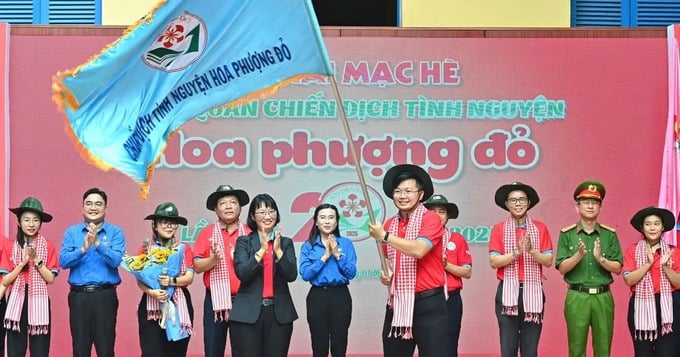 Phó Chủ tịch UBND Thành pphố Trần Thị Diệu Thúy cùng đại biểu cùng đội hình chỉ huy thức khởi động chiến dịch tình nguyện hoa phượng đỏ