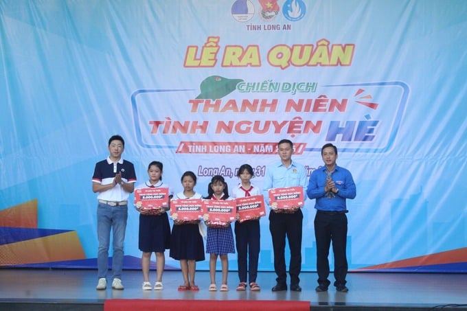 Trao học bổng cho các em học sinh có hoàn cảnh đặc biệt khó khăn