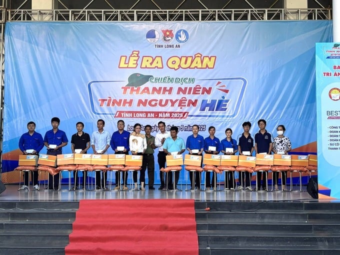 Trao quà cho gia đình chính sách, gia đình có hoàn cảnh khó khăn