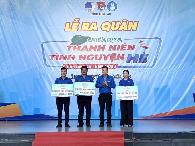 Bí thư Tỉnh Đoàn - Trần Hải Phú trao tặng nguồn lực cho các địa phương