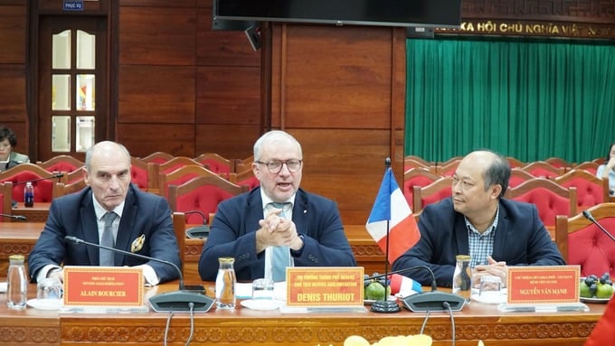 Ông Denis Thuriot - Thị trưởng thành phố Nevers phát biểu tại buổi làm việc (ảnh: Quang Nhật)