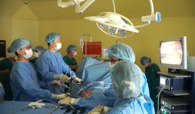 Ca phẫu thuật được thực hiện bởi ê-kíp bác sĩ Khoa Ngoại Tiết niệu, Bệnh viện Đa khoa Xuyên Á phối hợp cùng các bác sĩ Bệnh viện Chợ Rẫy (Ảnh: BVCC)