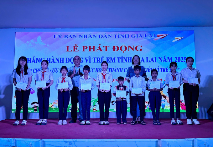 Quỹ Bảo trợ trẻ em tỉnh Gia Lai trao học bổng cho trẻ em nghèo, khó khăn trong dịp lễ phát động tháng hành động vì trẻ em tỉnh Gia Lai năm 2025 (Ảnh: Như Nguyện)