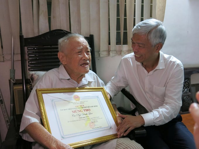 Phó Chủ tịch UBND TP. HCM Võ Văn Hoan thăm, chúc thọ cụ Ngô Đình Lân