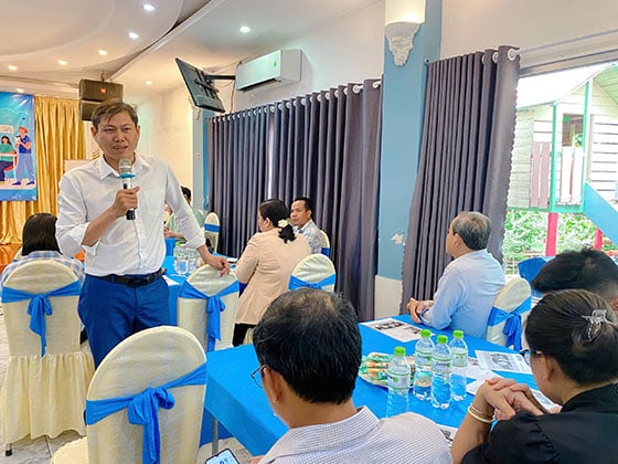 Ông Dáp Thanh Giang - Trưởng khoa Phòng, chống HIV/AIDS, Trung tâm Kiểm soát bệnh tật TP. Cần Thơ phát biểu tại họp mặt về chủ đề “Môi trường y tế thân thiện, đáp ứng nhu cầu và bền vững”