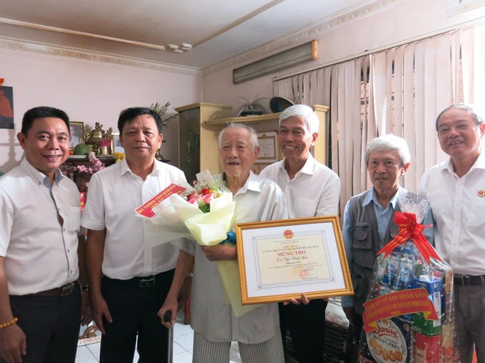 Phó Chủ tịch UBND TP Võ Văn Hoan và các đại biểu chúc thọ cụ Ngô Đình Lân
