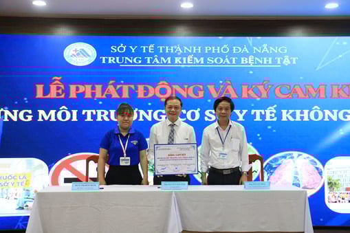 Đại diện Bam Giám đốc, Công đoàn và Đoàn thanh niên ký cam kết thực hiện xây dựng môi trường cơ sở y tế không thuốc lá