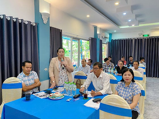 Bà Nguyễn Thu Hằng - Phó Giám đốc Trung tâm Y tế quận Ninh Kiều phát biểu tại họp mặt về chủ đề “Môi trường y tế thân thiện, đáp ứng nhu cầu và bền vững”