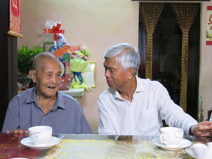 Phó Chủ tịch UBND Thành phố Võ Văn Hoan ân cần thăm hỏi cụ Nguyễn Văn Thông