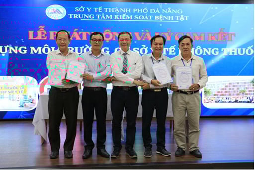 Giám đốc và đại diện lãnh đạo các khoa phòng thực hiện ký cam kết thực hiện xây dựng môi trường cơ sở y tế không thuốc lá