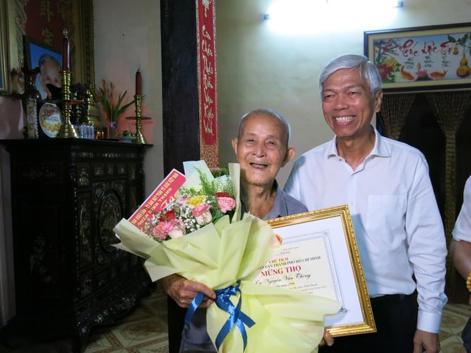 Phó Chủ tịch UBND Thành phố Võ Văn Hoan chúc thọ cụ Nguyễn Văn Thông