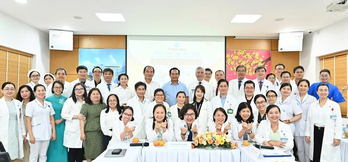 Chủ tịch UBND TP.HCM Nguyễn Văn Được khen thưởng ê-kíp can thiệp tim bào thai cho sản phụ Singapore (Ảnh: Việt Dũng)