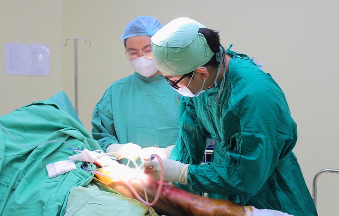 Bác sĩ phẫu thuật rạch tháo mủ cho bệnh nhân (Ảnh: BVCC)