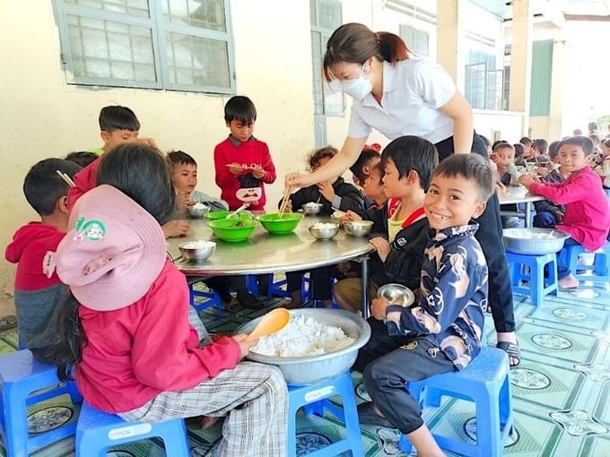 Tùy điều kiện thực tế và đối tượng thụ hưởng, các cơ sở giáo dục có thể tổ chức nấu ăn tại trường hoặc hợp đồng với đơn vị cung cấp thức ăn sẵn (Ảnh: baogialai.com.vn)