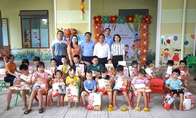 Ông Trần Anh Tuấn - Phó Chủ tịch UBND tỉnh Quảng Nam đến thăm, tặng quà trẻ em có hoàn cảnh khó khăn nhân dịp Ngày Quốc tế Thiếu nhi