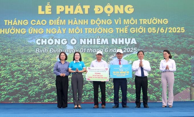 Phó Chủ tịch Thường trực UBND tỉnh Nguyễn Tuấn Thanh trao biểu trưng tặng cây xanh cho thị trấn Vân Canh