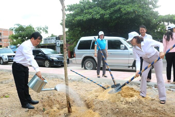 Phó Chủ tịch Thường trực UBND tỉnh Nguyễn Tuấn Thanh trồng cây xanh tại thị trấn Vân Canh