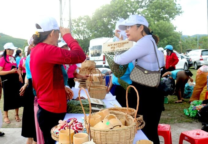 Hội Liên hiệp Phụ nữ tỉnh phối hợp với Quỹ bảo vệ môi trường tỉnh, Hội Liên hiệp phụ nữ huyện Vân Canh tổ chức gian hàng 