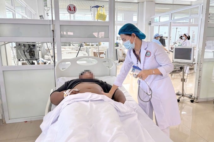 Bác sĩ khoa hồi sức tích cực – chống độc Bệnh viện Đa khoa vùng Tây Nguyên thăm khám cho bệnh nhân nhập viện do bị ngộ độc nấm (Ảnh: Quang Nhật)