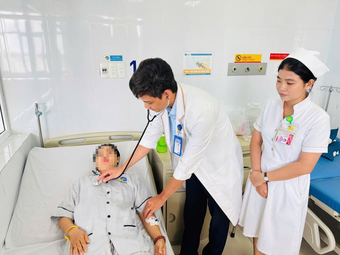 Bác sĩ thăm khám cho bệnh nhân (Ảnh: BVCC)