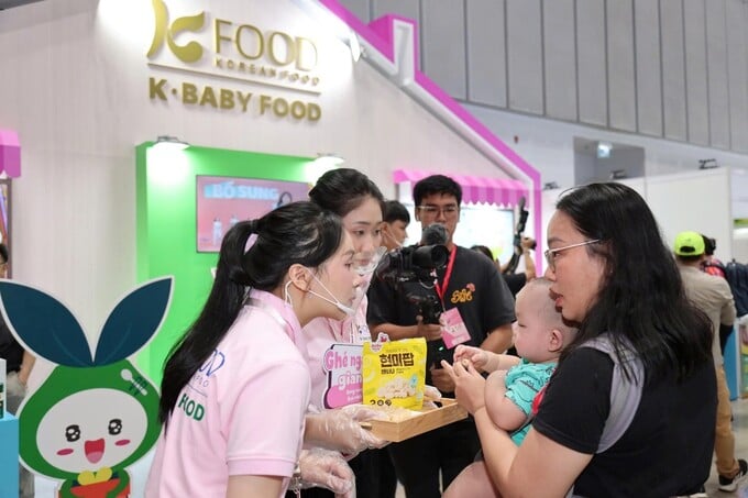 Gian hàng K-Baby Food tại Triển lãm Quốc tế (VietBaby Fair 2025) được nhiều người quan tâm