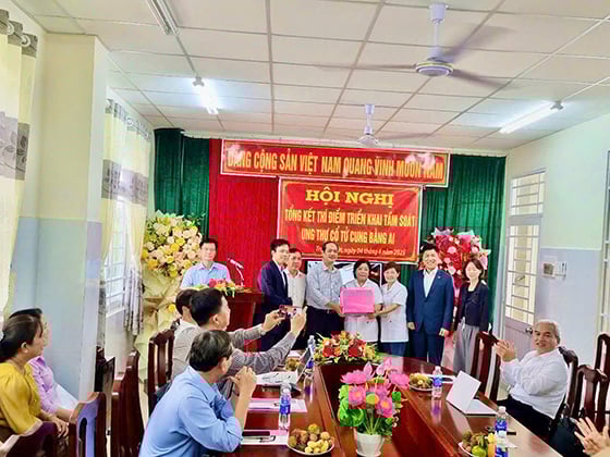 Công ty NTL Healthcare Co., Ltd Hàn Quốc đã trao tặng thêm 1 máy chụp ảnh cổ tử cung Dr. CerviCARE cho Trạm Y tế phường Trung Nhứt, quận Thốt Nốt