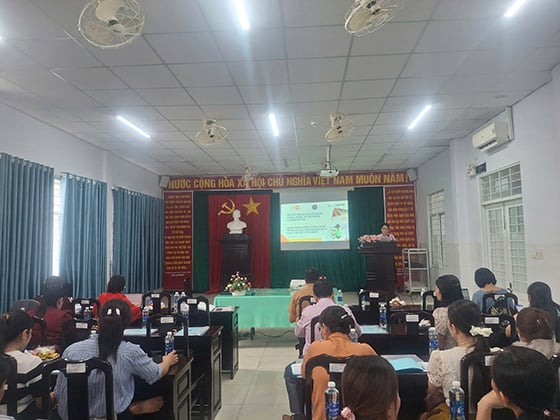 BS.CKI Trần Thị Thu Hồng - Trưởng khoa chăm sóc sức khỏe sinh sản, trình bày về các hoạt động triển khai tại ba xã trọng điểm