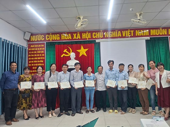 Các học viên được cấp giấy chứng nhận hoàn thành khóa Hướng dẫn cung cấp dịch vụ chăm sóc SKSS-SKTD sau khi kết thúc lớp tập huấn