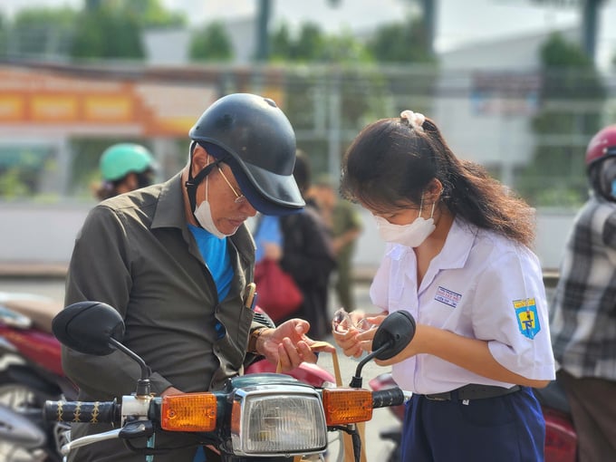 Các bậc phụ huynh đưa con đến địa điểm thi làm thủ tục