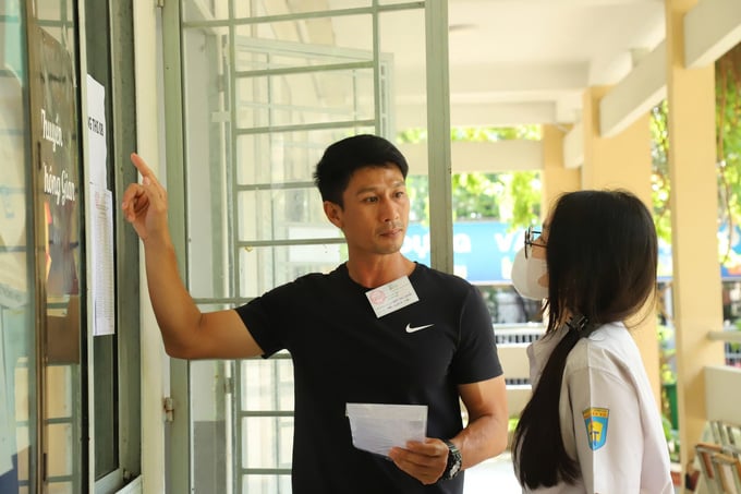 Thí sinh điểm danh trước phòng thi